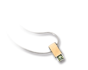 Bicolor-Collier mit 17 mm langem Anhänger, besetzt mit einem topasblauen Zirkonia-Stein. Kettenlänge 43 cm.