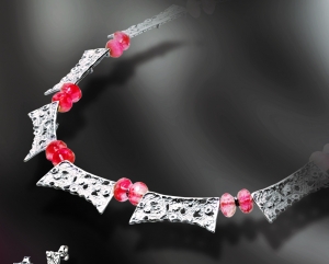 Ein großer Collier mit 11 durchbrochenen Silberelementen.