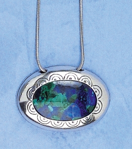 Silberkette mit ovalem Anhänger und einem ovalen grünblauen Eilatstein, Kettenlänge 45 cm.