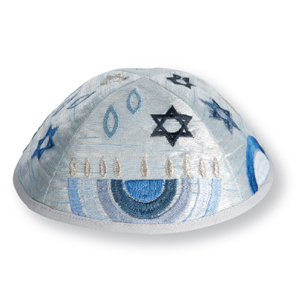 Bestickte Kippa im Wildseiden-Look, mit Menora- und Davidsterne in blau