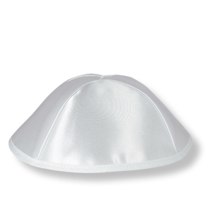 Weiße Satin-Kippa, gefüttert. Mit Klammer