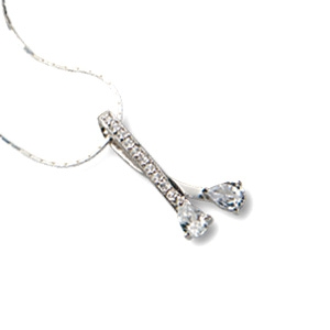 Charmantes Collier aus Sterlingsilber mit Schleifenform