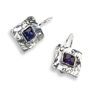 Ohrhänger aus gehämmertem Sterlingsilber, mit Amethyststeinen