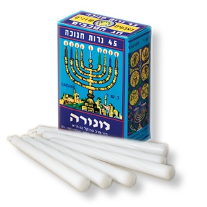 Weiße Chanukka-Kerzen in Spiralform