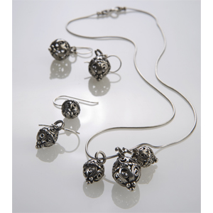 Collier mit drei Silberschmiede-Perlen