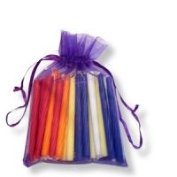 Bunte Chanukka-Kerzen in Spiralform, im Organza-Beutel